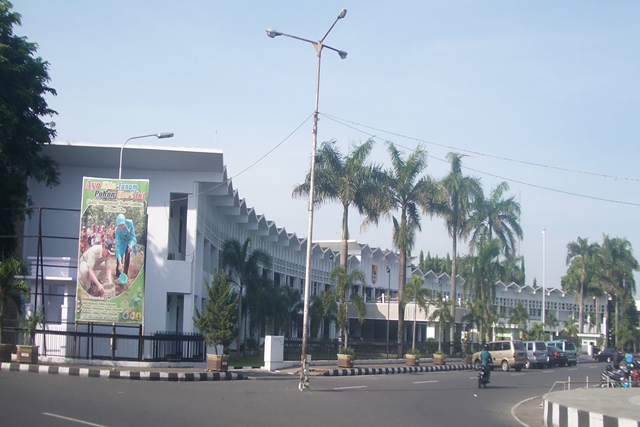 Aktivis PMII Segel Kantor Pemkab Jember